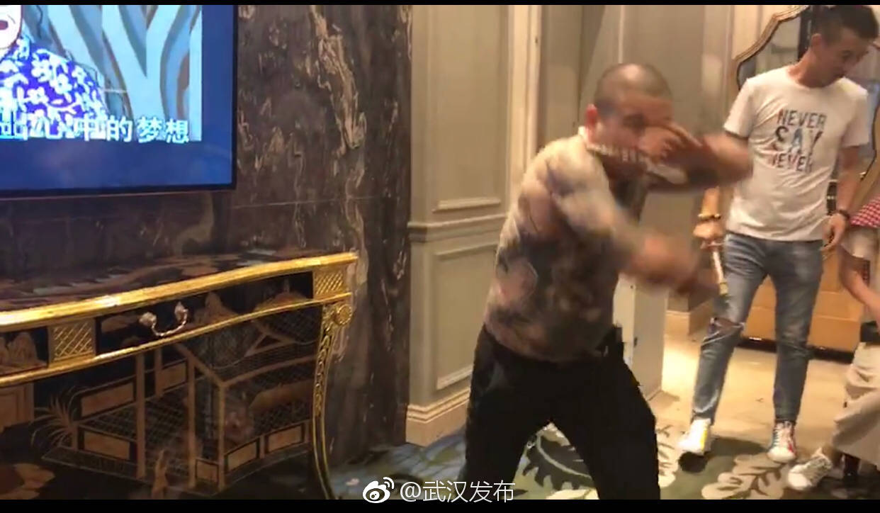 宝马男追砍电动车主遭反杀