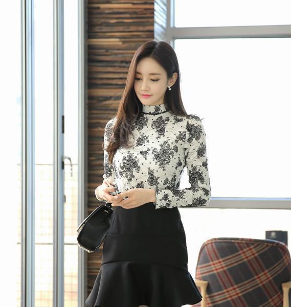 时尚: 孙允珠高跟鞋黑丝袜花上衣超短裙, 丰润标致姿态美好