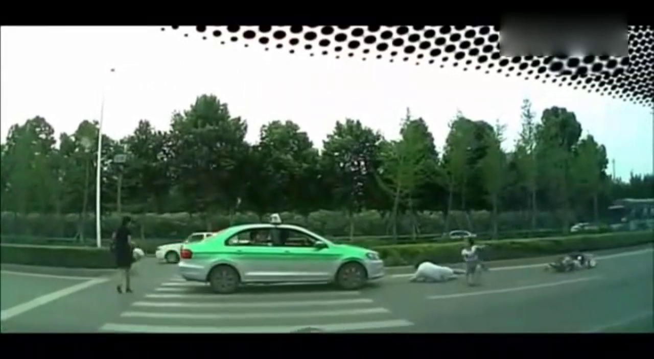 出租车把电动车撞翻之后，淡定的坐在车里，让人气愤