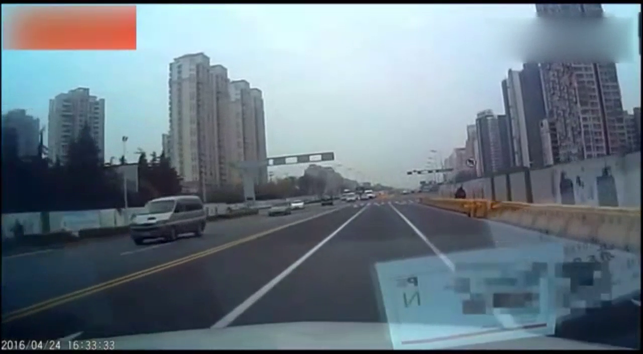 闯红灯的电动车不会想到，自己会遇上车祸，还被两辆车连撞