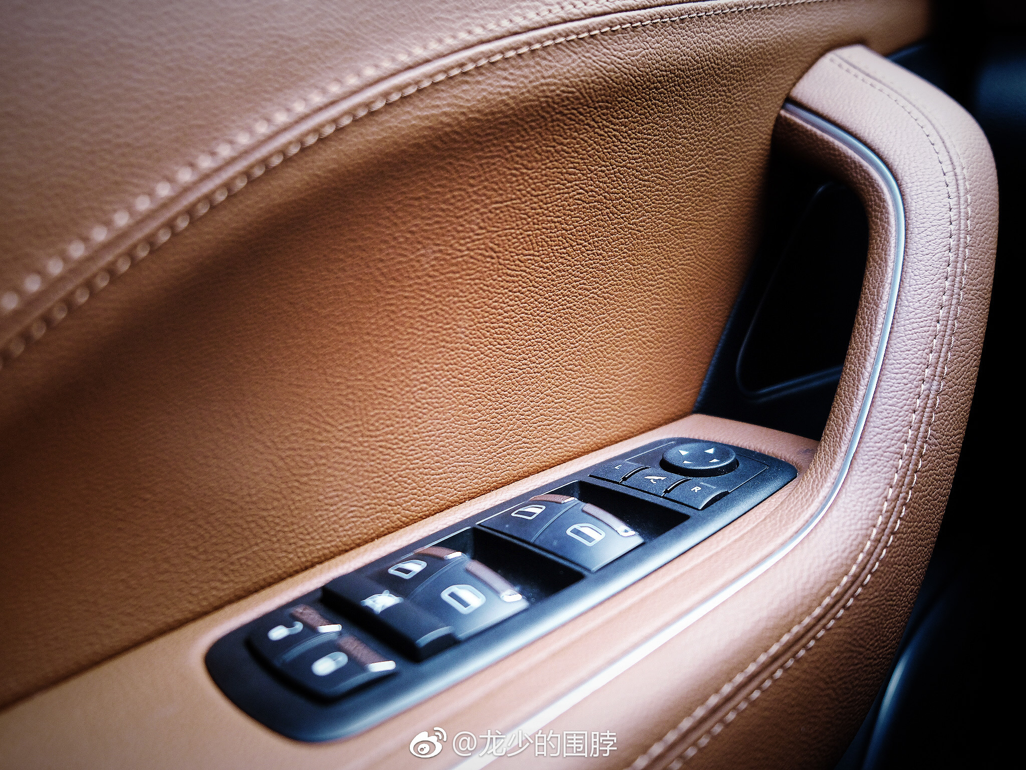 偷拍北京美女车展_2016北京车展 美女_北京车展美女