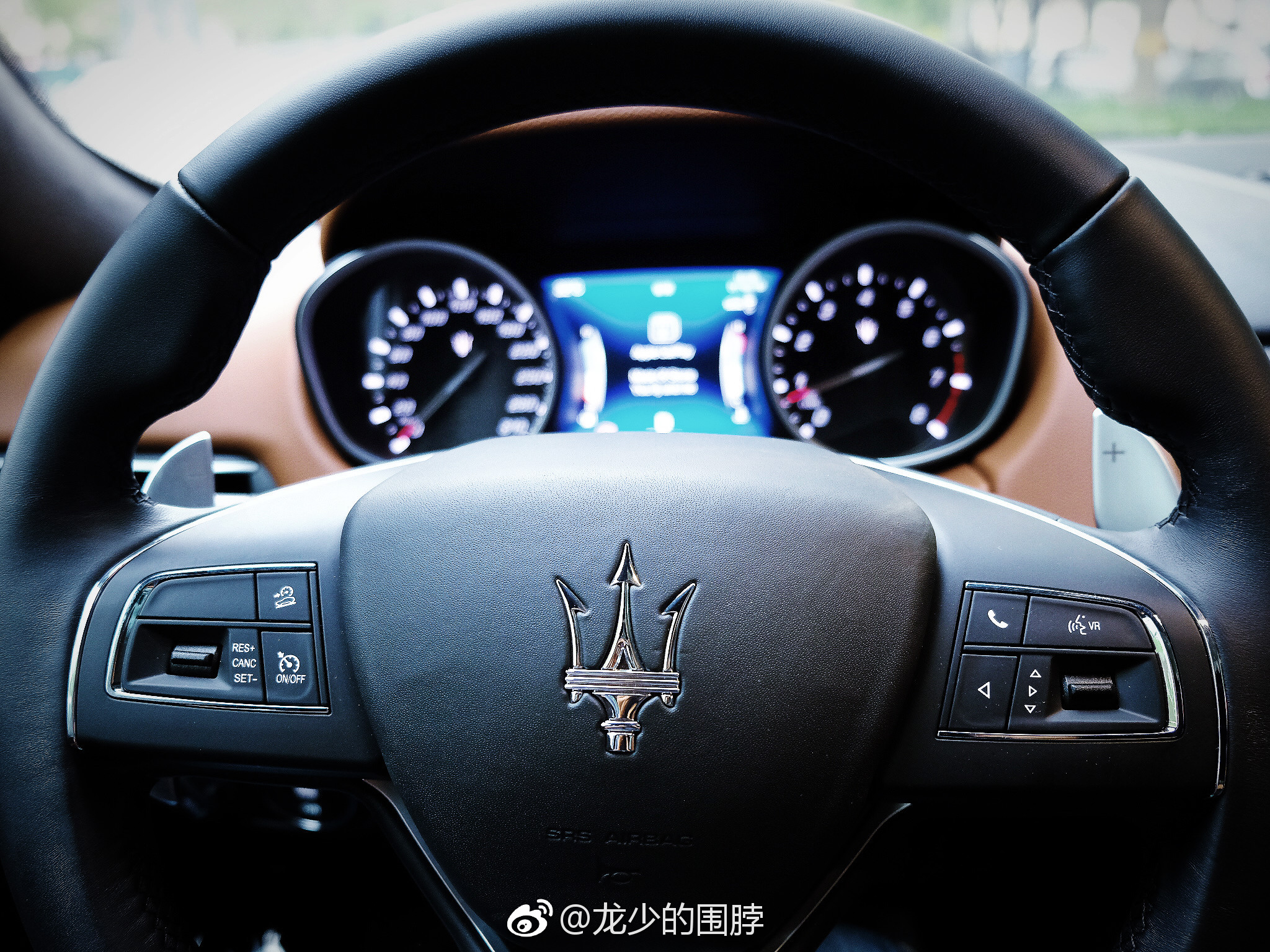 偷拍北京美女车展_2016北京车展 美女_北京车展美女