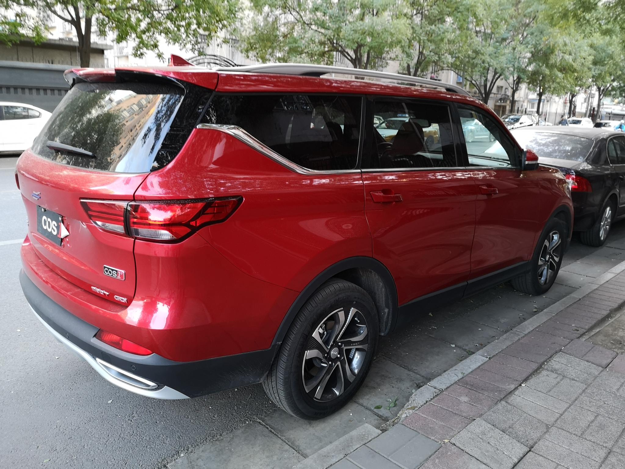 大就一个字 路遇长安欧尚COS1°科赛拉风红色实车