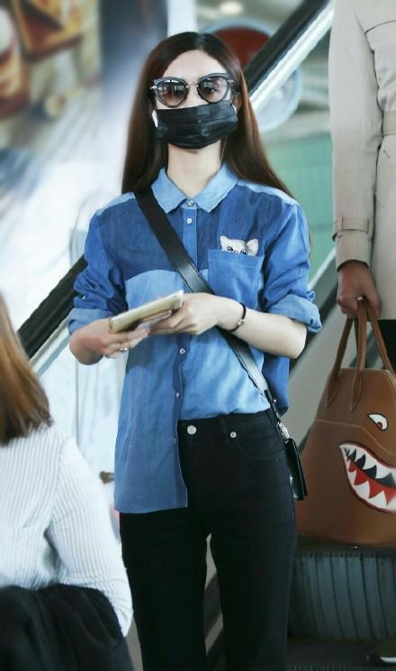 赵丽颖初秋这么穿 小白鞋加喇叭裤 网友直呼:谁