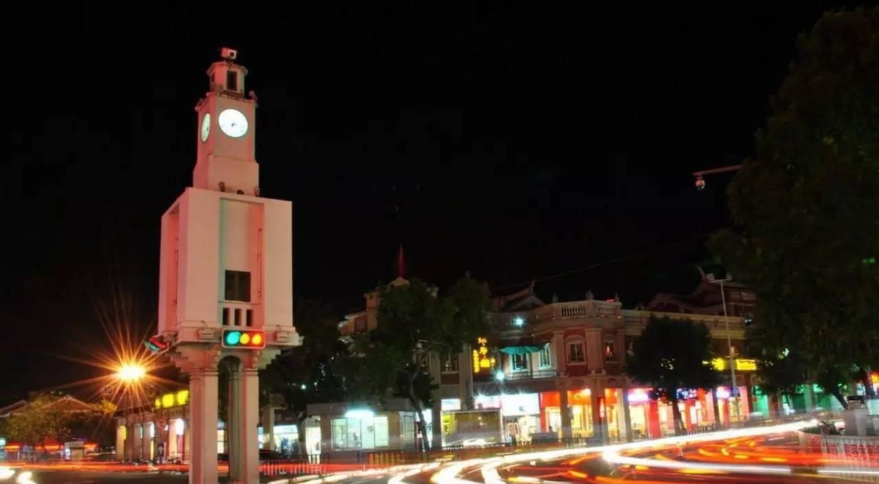 立于大坪山顶,为泉州中心市区的标志性建筑之一