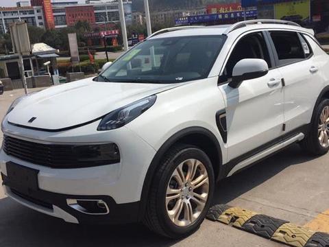 花了19.1万买辆领克01，验车时一打开引擎盖却不禁让路人发笑