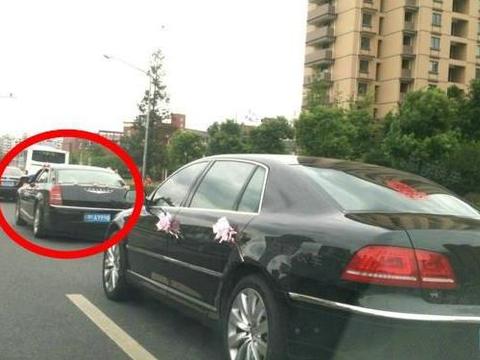 结婚借豪车撑面子，百万豪车放后面凑数，却让30万的车做头车！