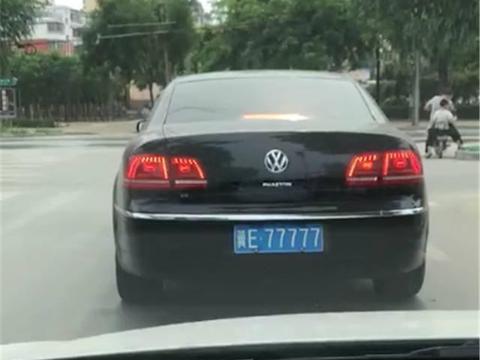 河北偶遇一辆大众“帕萨特”，车标下带字母，车牌不输88888！