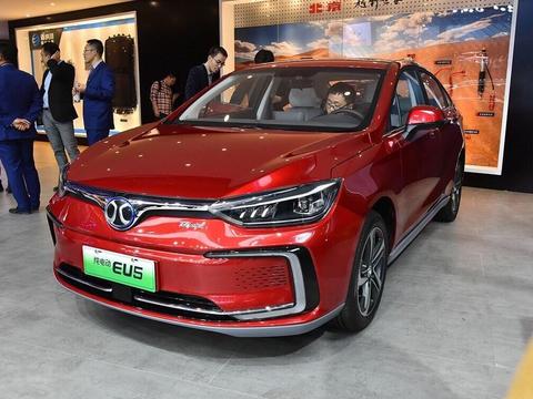 续航500km仅售13万起？比亚迪也得竖大拇指，就是车标太丑