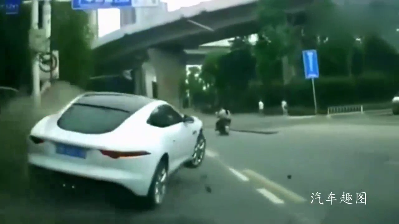 几百万的跑车这样超车，结果还怪我耽误他起飞！