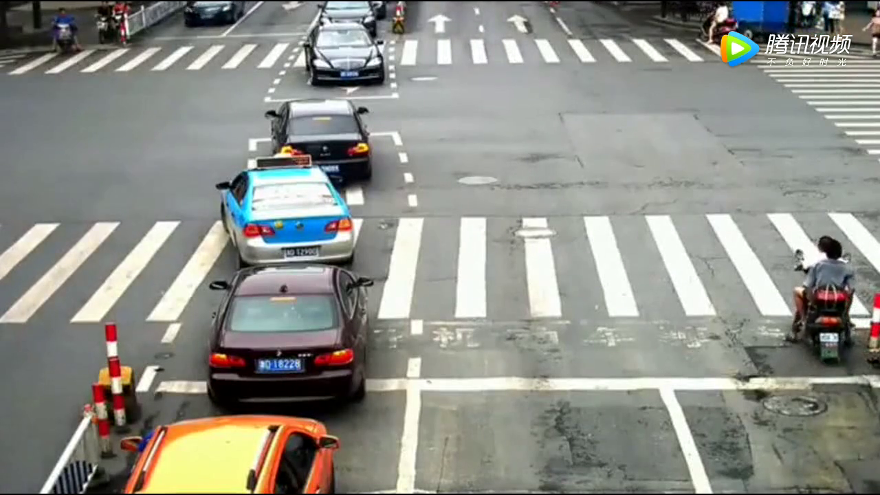 红灯还剩4秒，唯独电动车闯了出去，监控拍下绝望的3秒