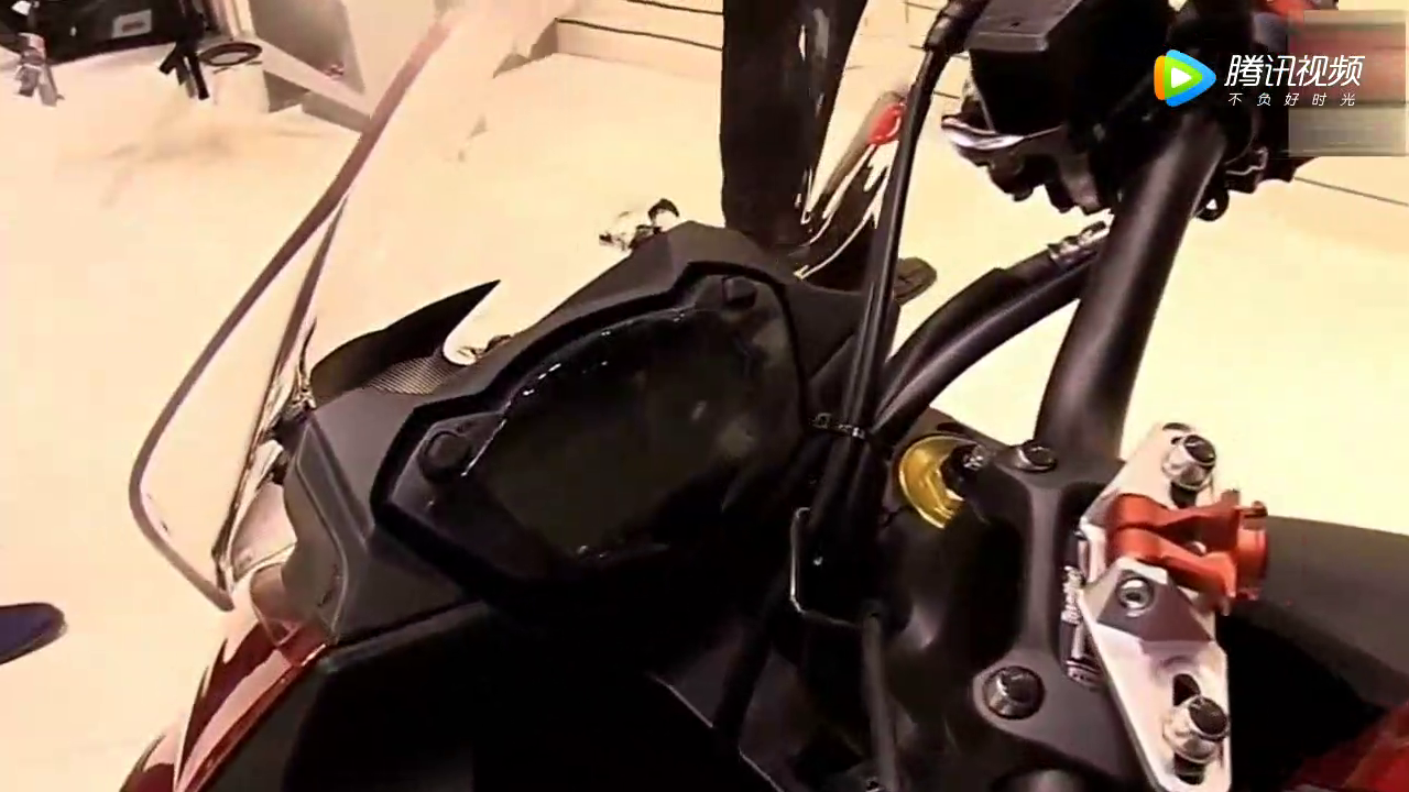 最新款的铃木GSX-S1000特别版，那两个箱子实在是太酷了