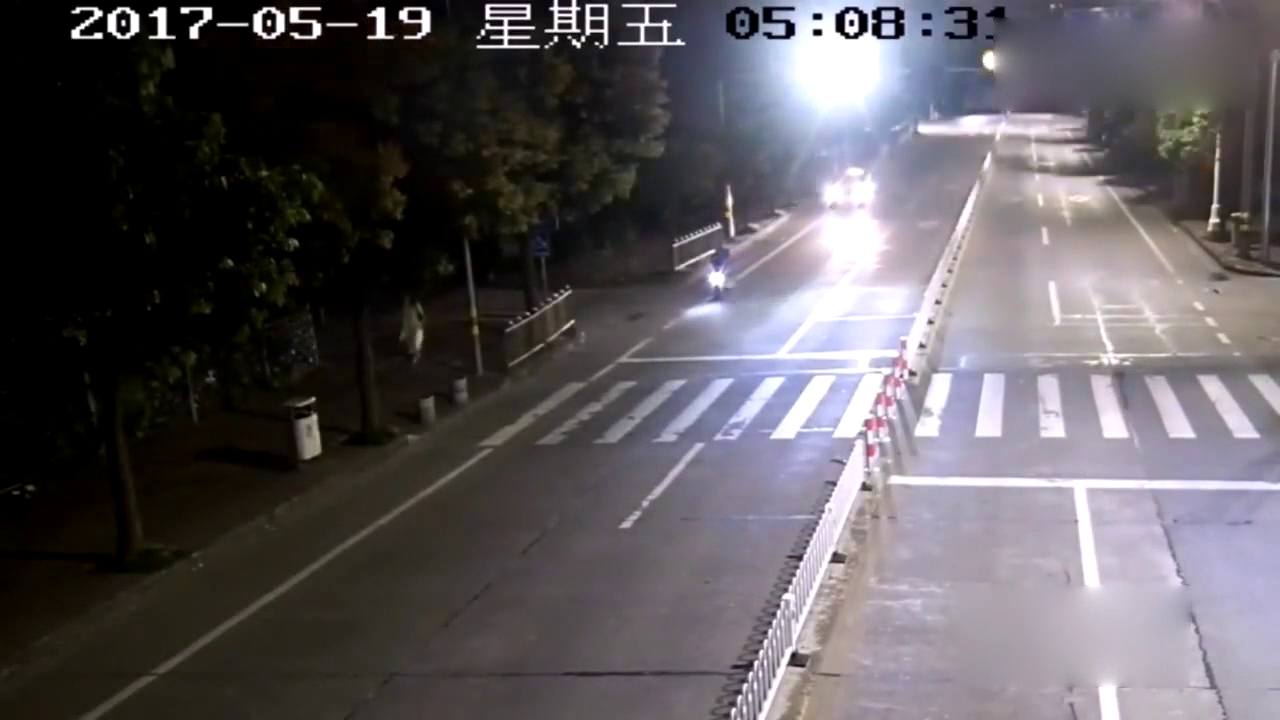 出租车撞护栏后翻车，却把电动车司机吓懵圈