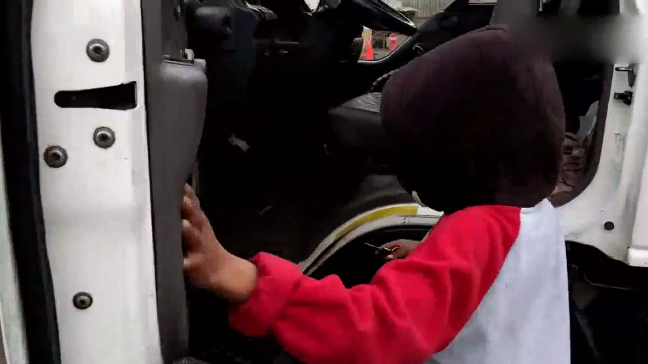 又是别人家的孩子 六岁小男孩霸气驾驶大卡车 太牛了