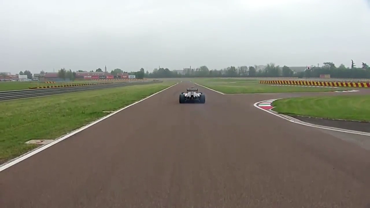 改装过后的超级跑车 车手的安全帽好像是外星人呀