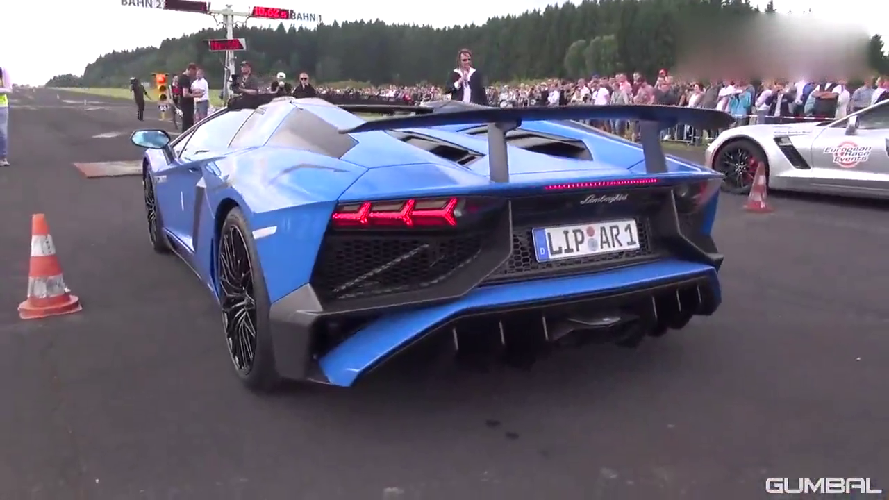 蓝黑经典配色的兰博基尼 LP750 跑车