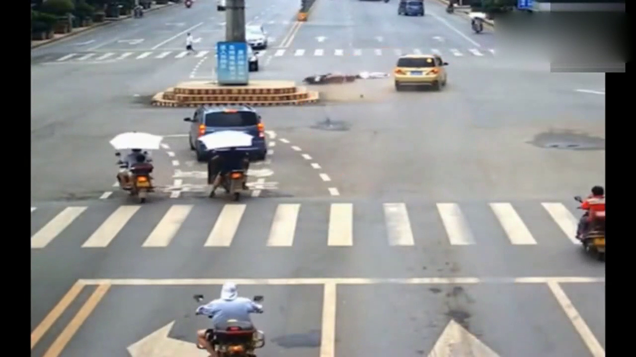 女子骑电动车假装看不见红灯，监控记录下她生命最后3秒钟