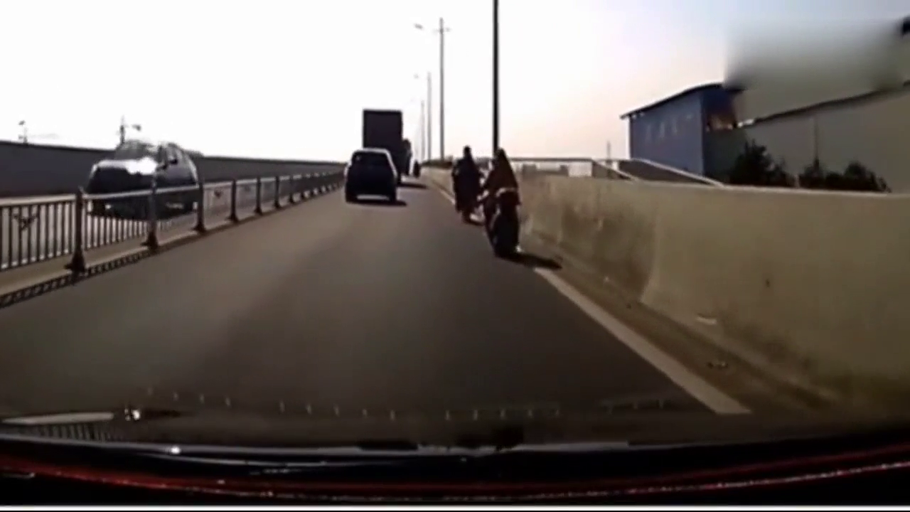 这种瞎眼司机谁遇见谁倒霉，两电动车惨遭截杀！悲剧了