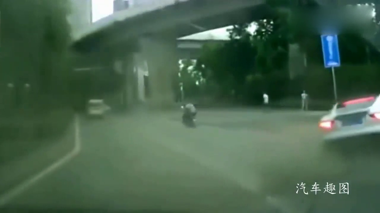 几百万的跑车这样超车，结果还怪我耽误他起飞！