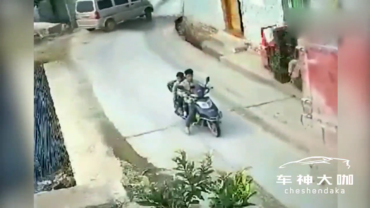 又是大货车，可怜了后面的电动车了