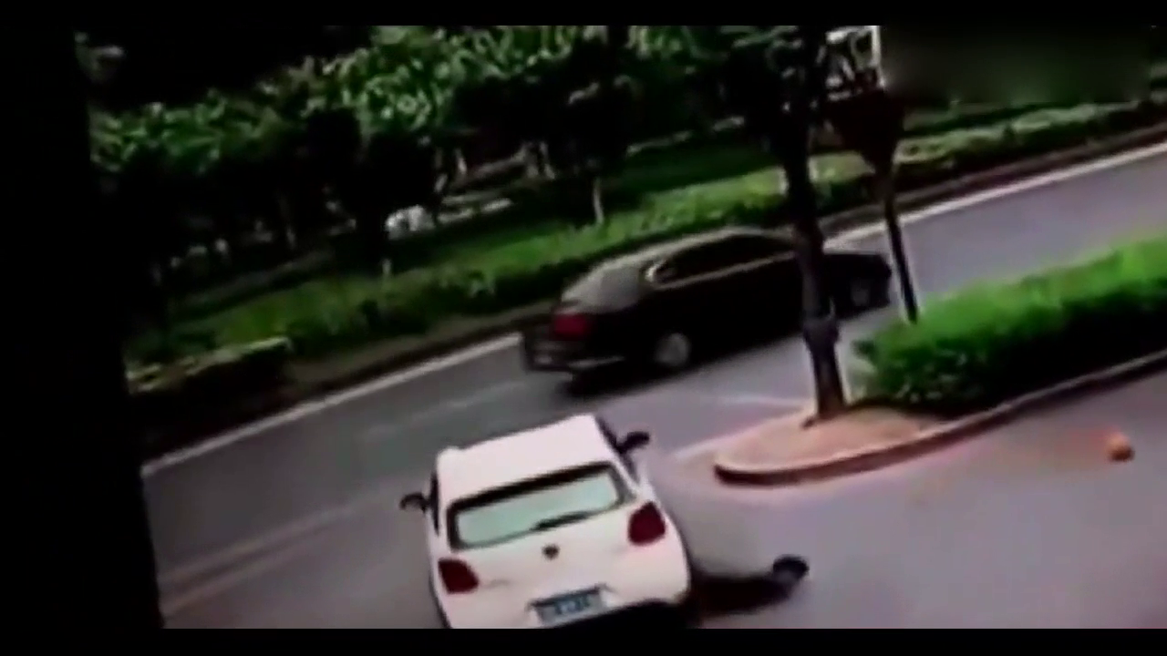 女司机撞倒电动车后，接下来一幕更是让人愤怒