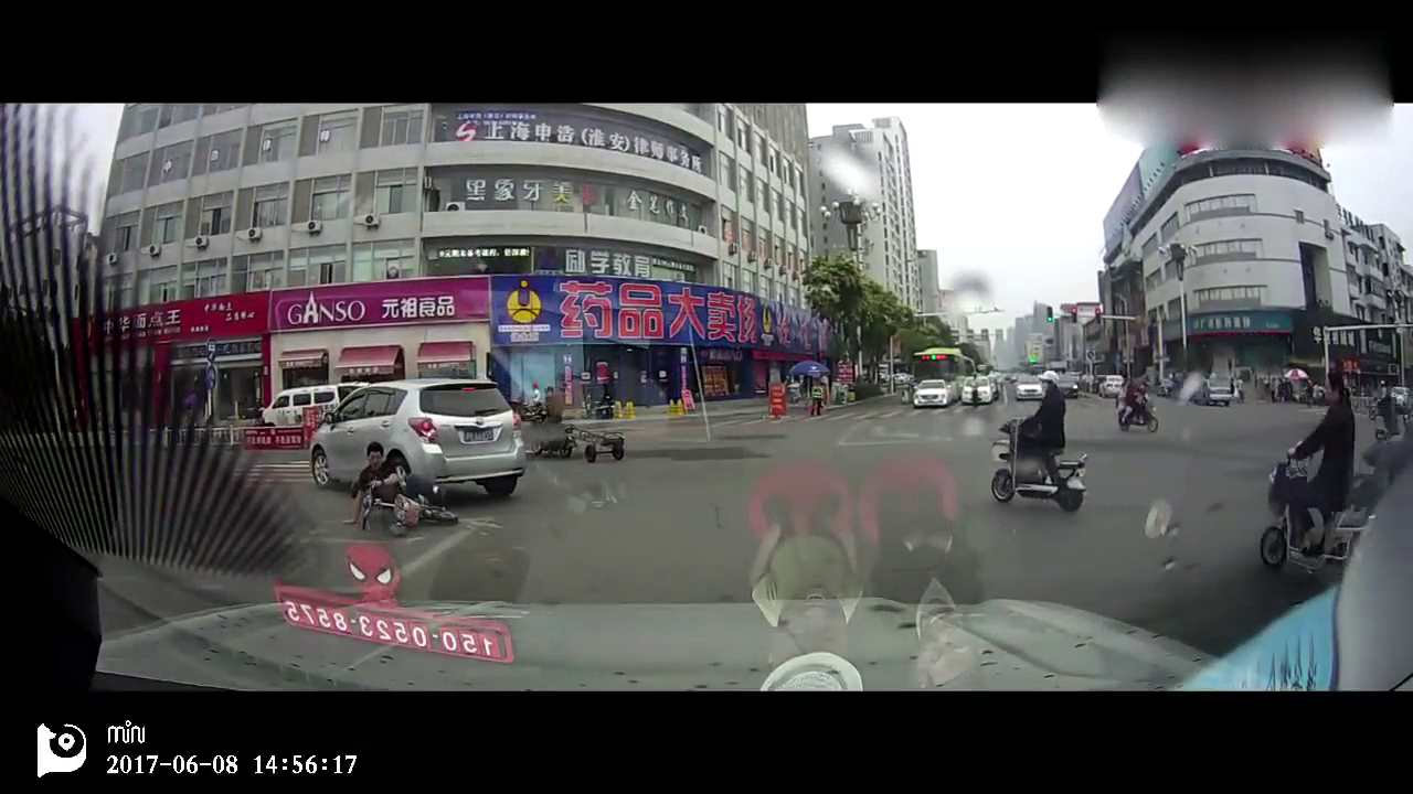 小伙险些被卷车底 轿车转弯撞倒电动车