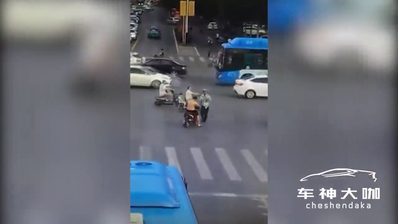 男子骑电动车马路中间低头走神，交警上前提醒却遭碾压
