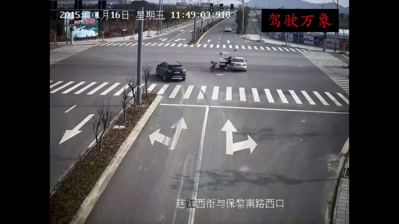 闯红灯的电动车突然出现，根本就躲不开啊