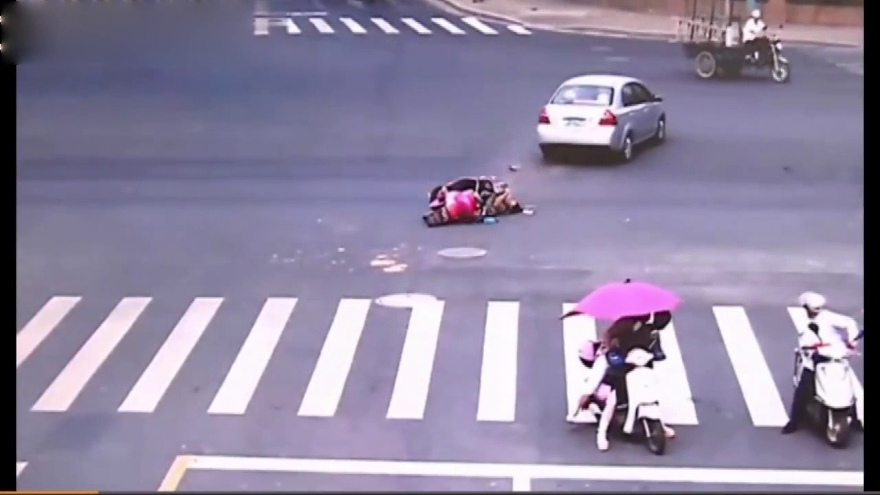 女子这样骑电动车，付出了惨痛的代价