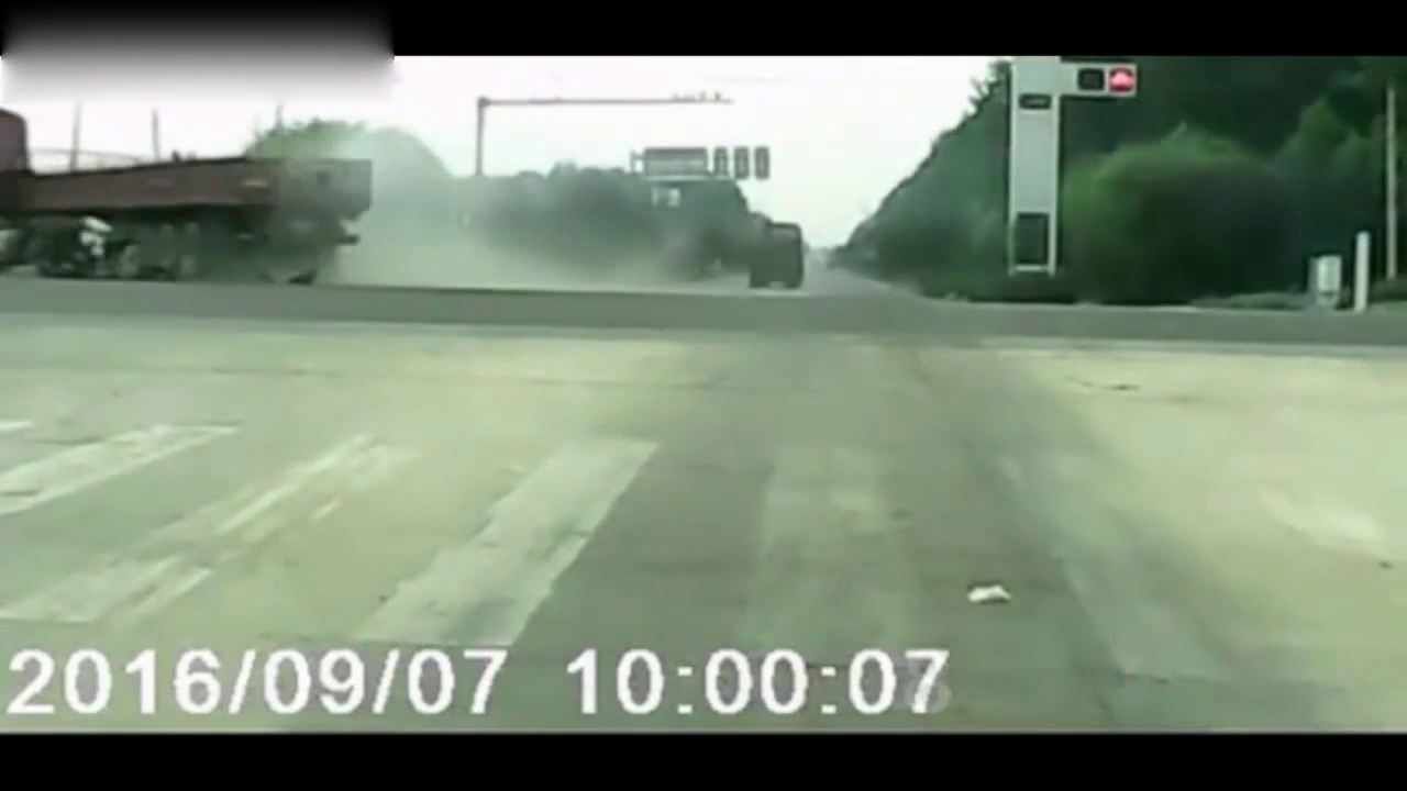 闯红灯的电动车男子已知危险，可飙速的大货车实在刹不住