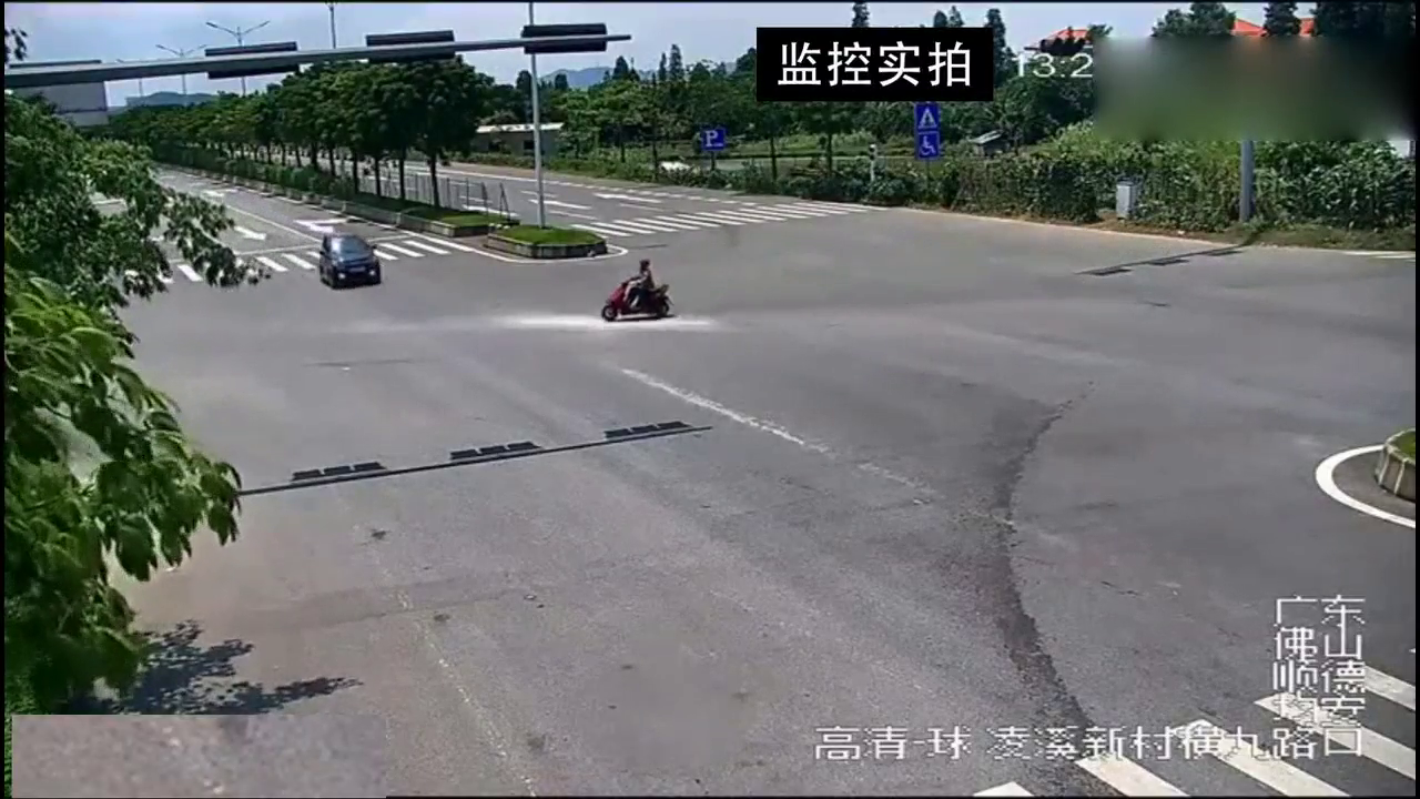 闯红灯的电动车丝毫不减速，不料被轿车惨烈撞飞