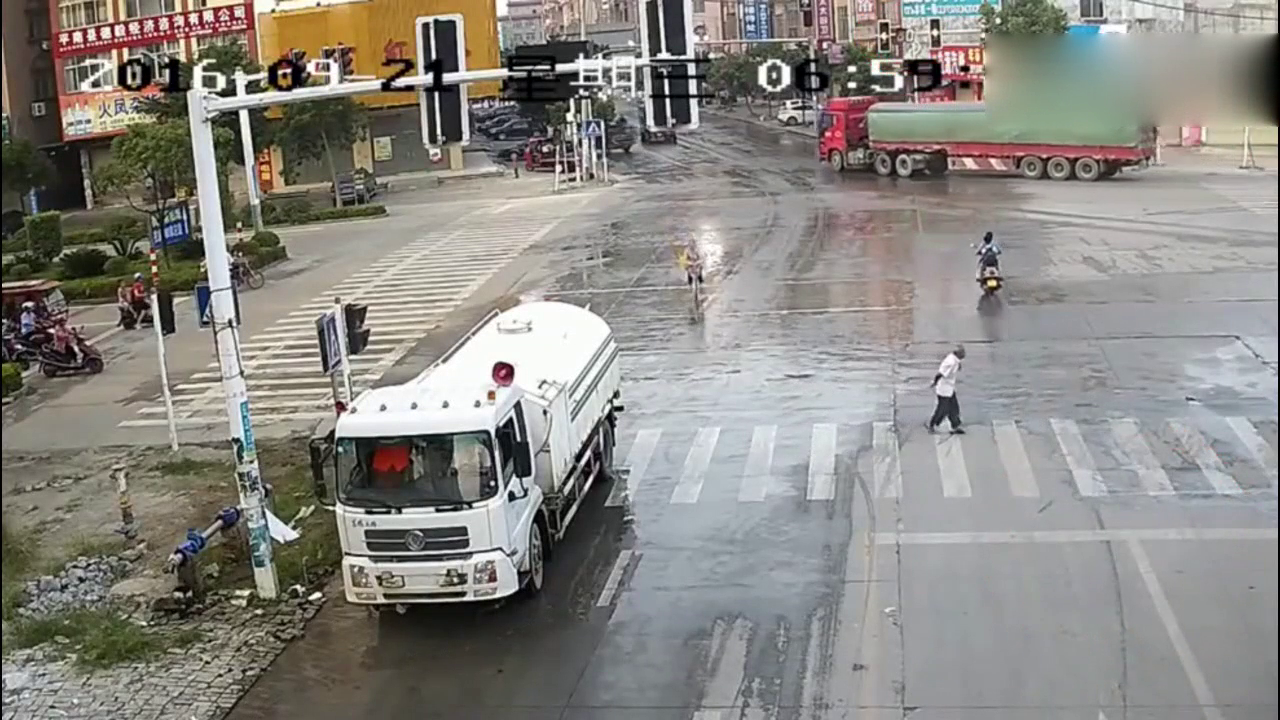 接孩子放学的电动车为了抢一秒钟，付出了惨重的代价！