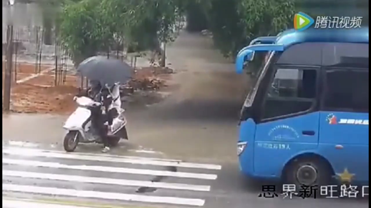 打雨伞骑电动车过马路，她们被大货车辗压！