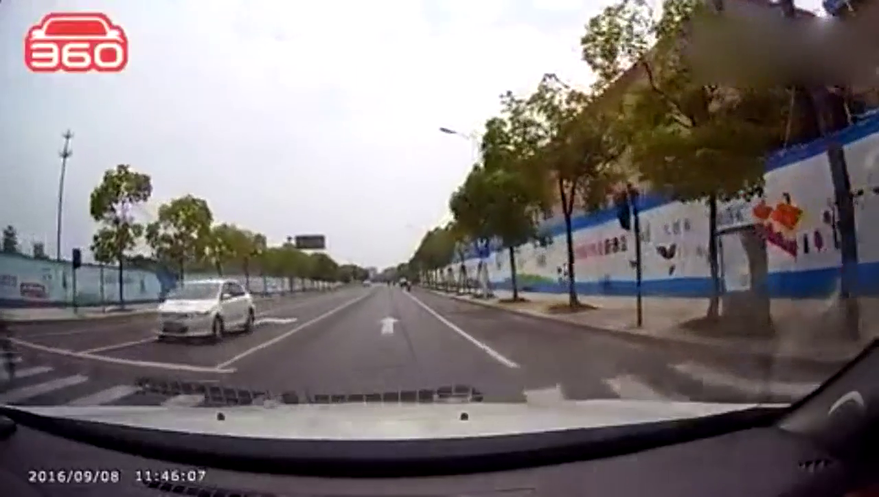 在电动车上思考人生，下面的这一幕让人想笑