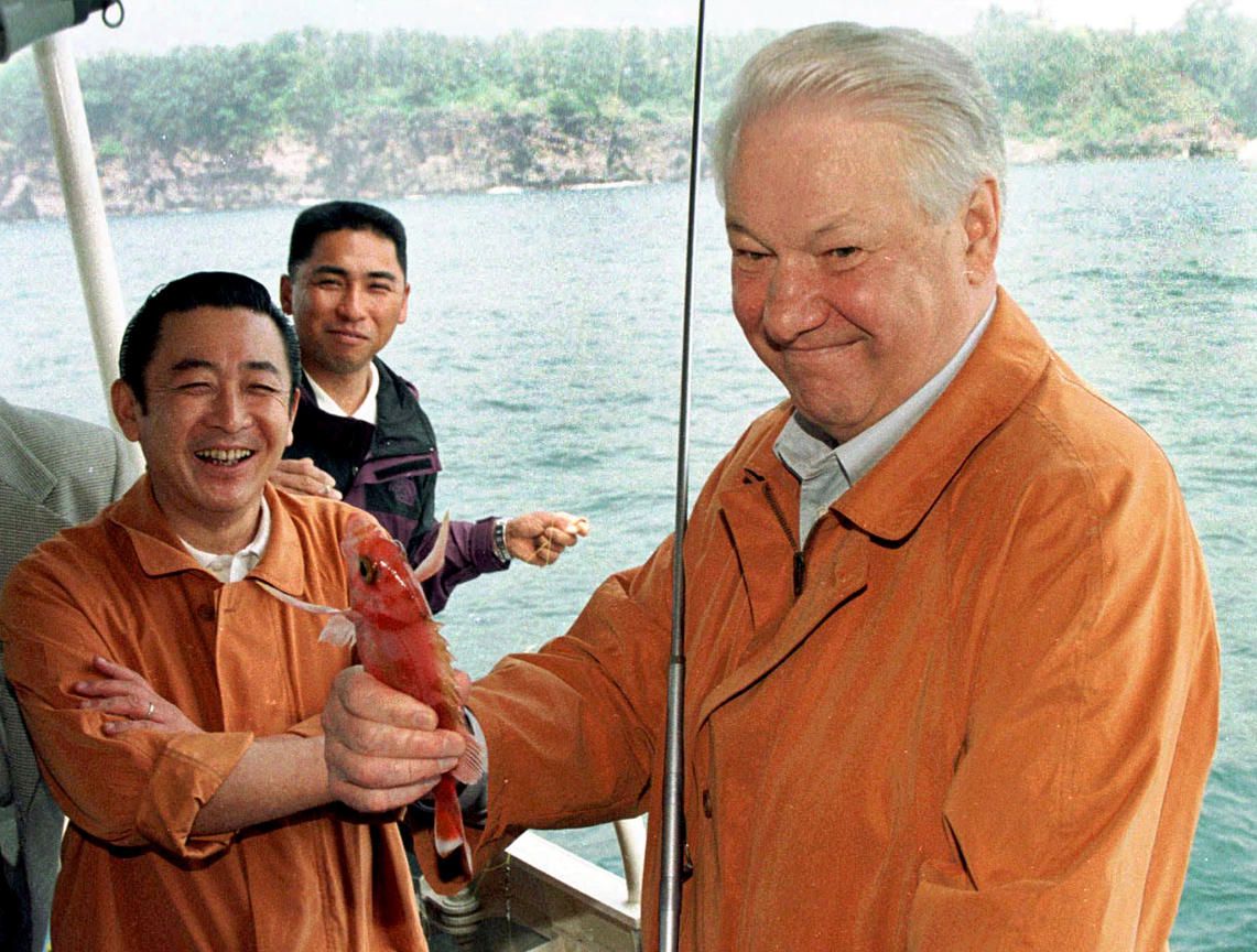 凭4个岛,普京18年玩弄日本8位首相!刚说一句话