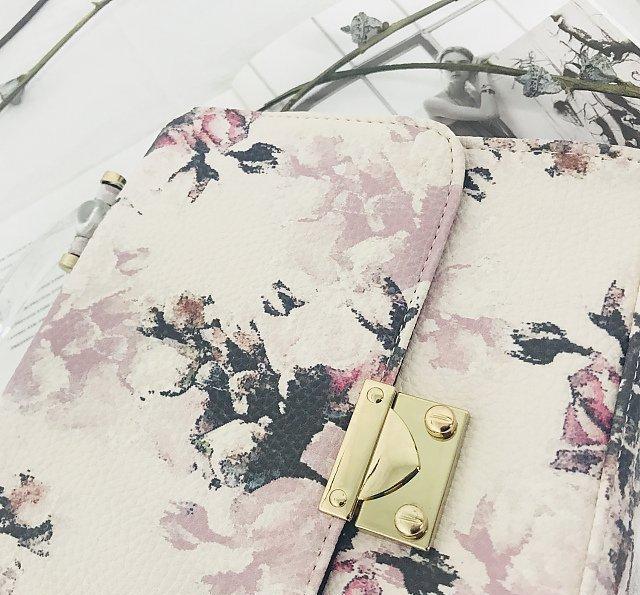 荔枝PU皮的印花包包,浅粉紫的印花搭配超好