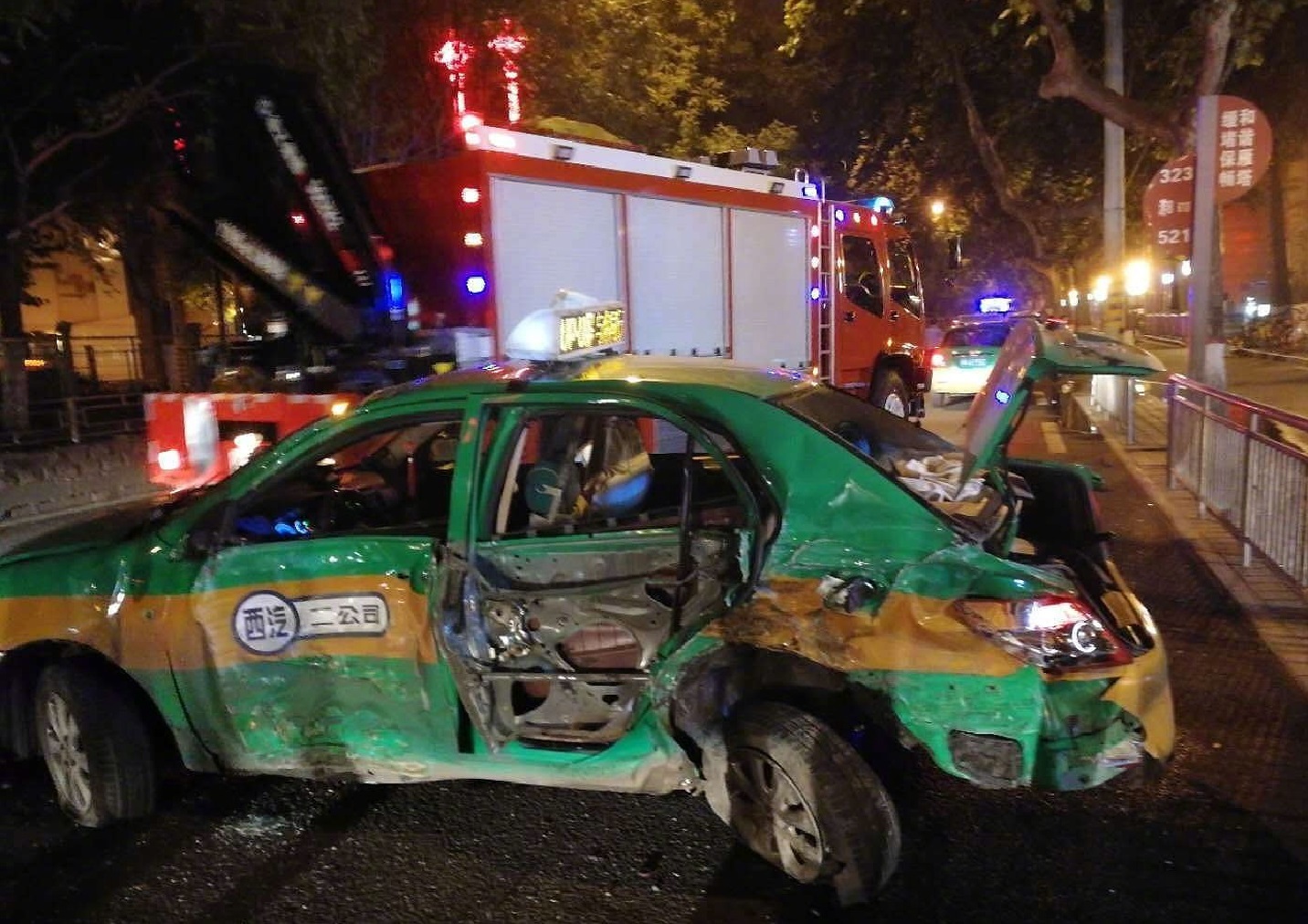 17岁少年无证酒驾路虎车追尾出租车,现场十分