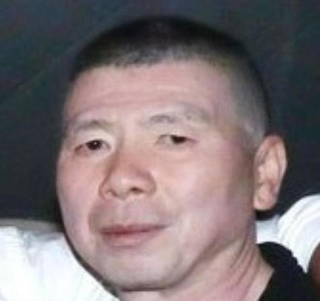 冯小刚在美国亮相!与复联英雄合照,脸比白人还