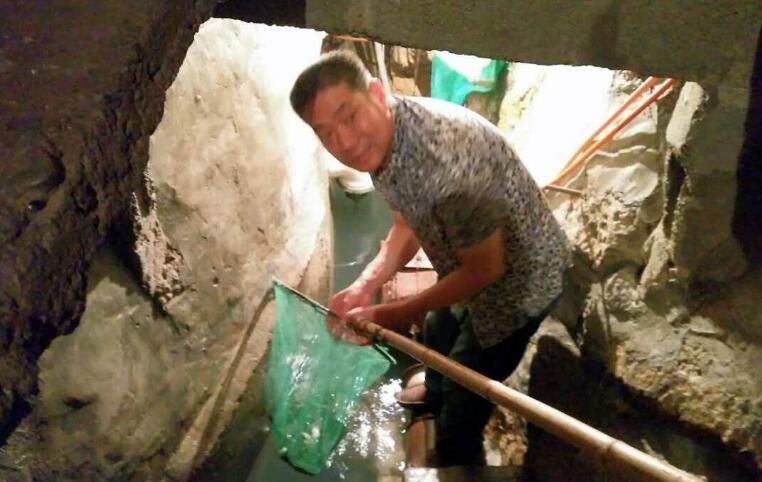 农民家中挖出鱼泉，年收入30万，老汉真有福气