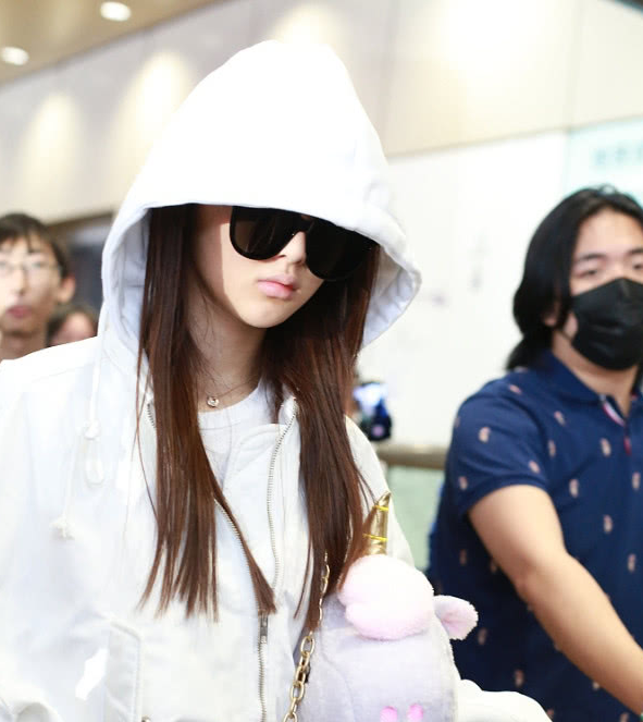 杨超越巴黎时装周结束后回来了,马上变回原形