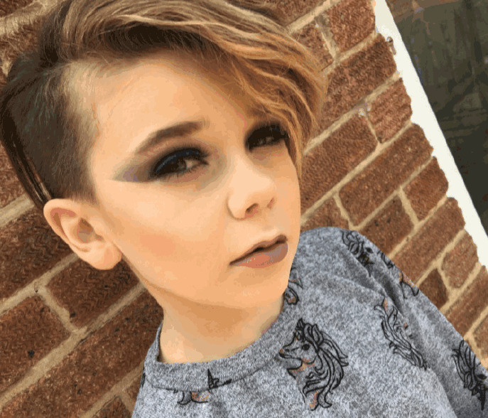 英国小男孩10岁成了美妆博主 爆红网络!