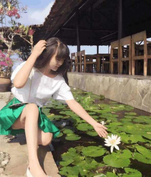 男: 拉拉队美女都穿短裙, 期待一阵大风刮来