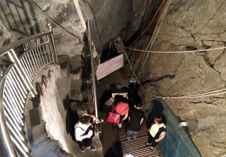 农民家中挖出鱼泉，年收入30万，老汉真有福气