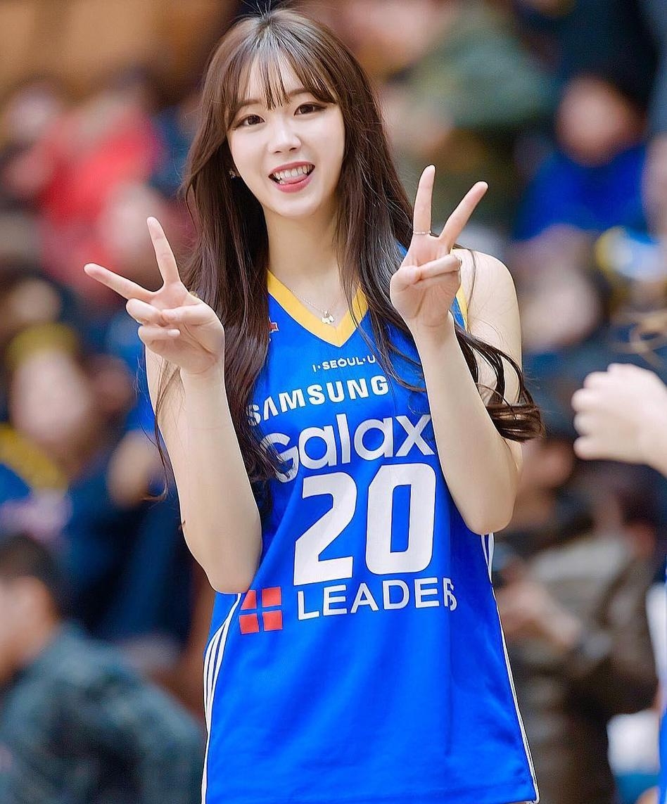 韩国棒球啦啦队长被封“国民女神”!网友惊叹:天使面孔魔鬼身材