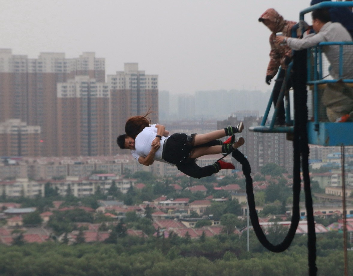 “520”西安未央湖蹦极迎来众多情侣双人跳