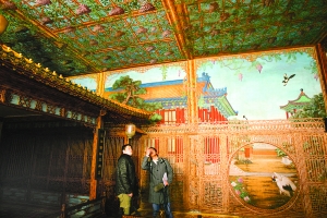 改用吸尘器也不靠谱,因为吸尘器会对倦勤斋的通景画造成伤害