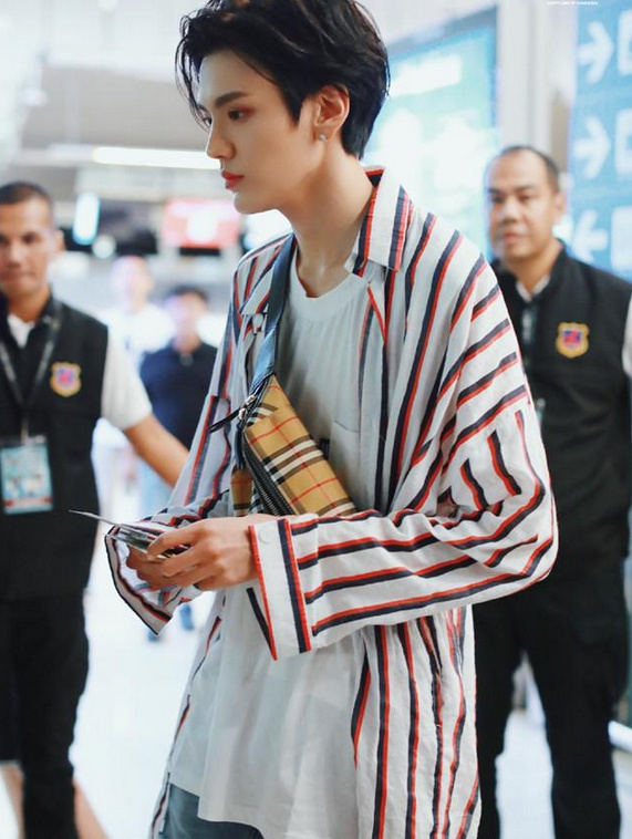 乐华七子毕雯珺现身机场,没卸妆连夜赶行程,网