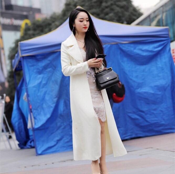 街拍白丝紧身连衣裙, 身材好的女人总是深不可