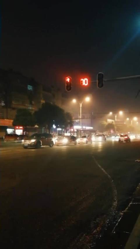 我们村唯一一个去过夜店的红绿灯