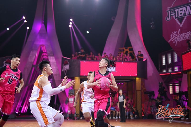 [李易峰][新闻]181006 《这就是灌篮》龙骑士不练篮球练瑜伽，李易峰郭艾伦为球员“认怂”